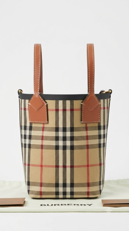 شنطة - BURBERRY bucket / حجم صغير شامل علبة الشركة